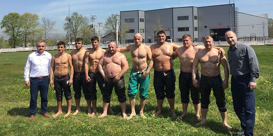 Güreşçiler er meydanına çıktı