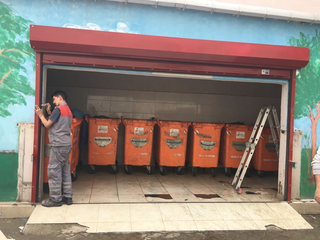 Evsel atık deposuna otomatik kapı