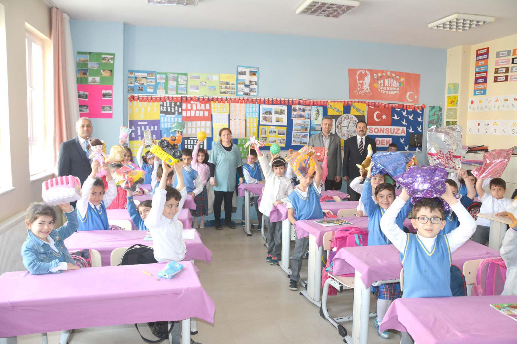 Afrin'deki çocuklar için oyuncak aldılar