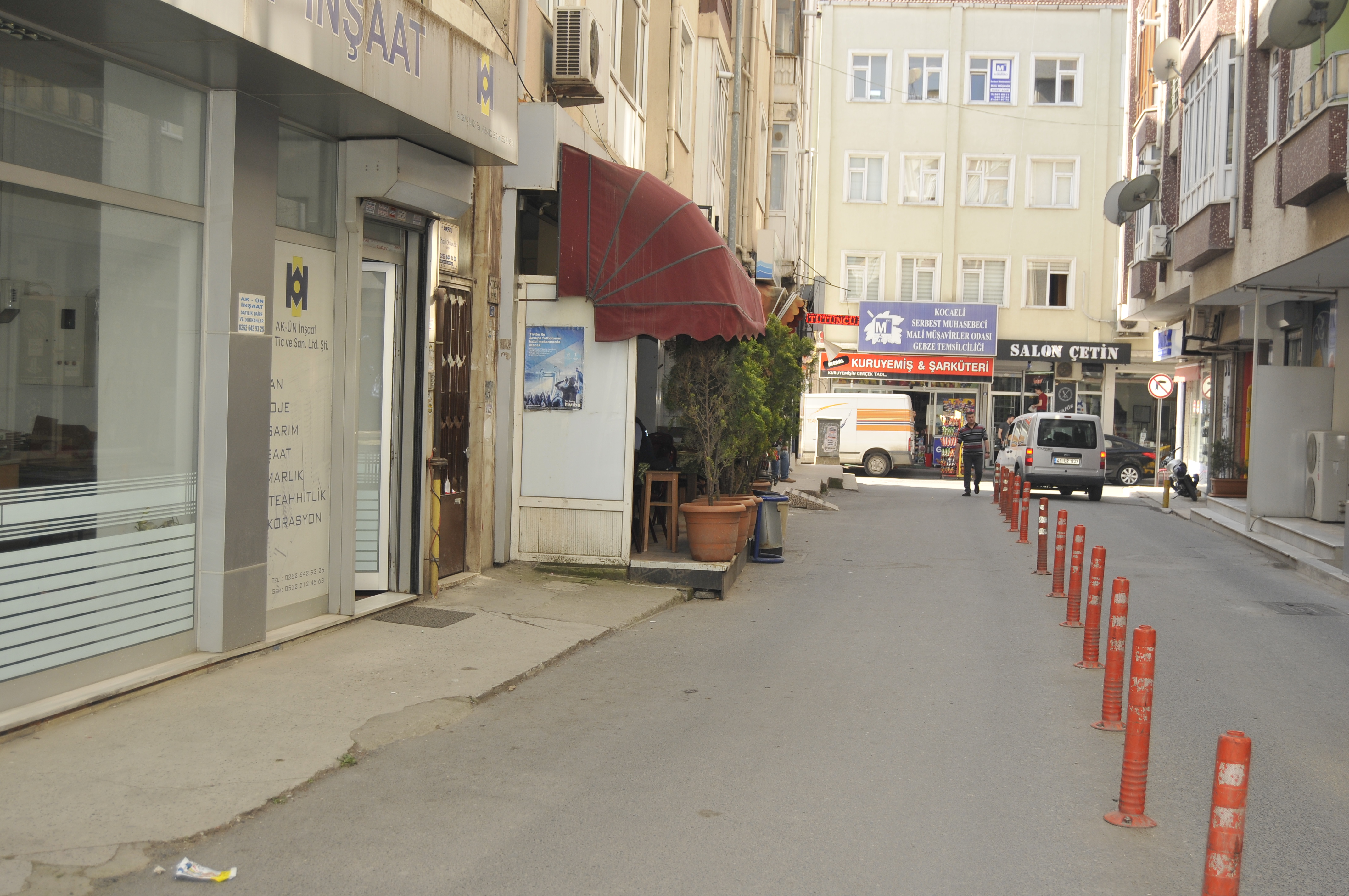 Yaya kaldırımını işgal ediyor