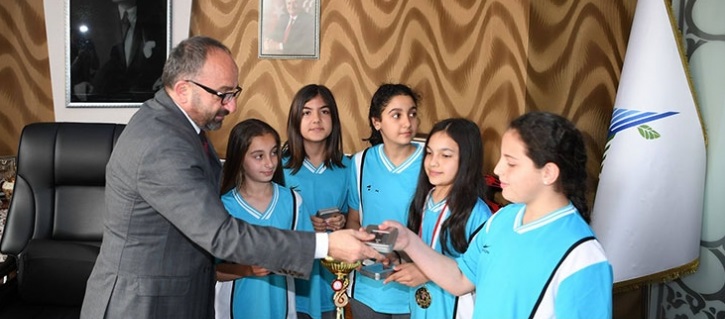 Şampiyonlar Üzülmez’in makamında