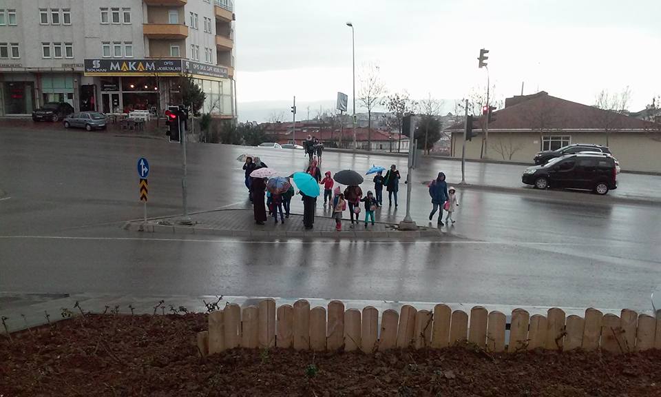 Öğrenciler üstgeçit istiyor!