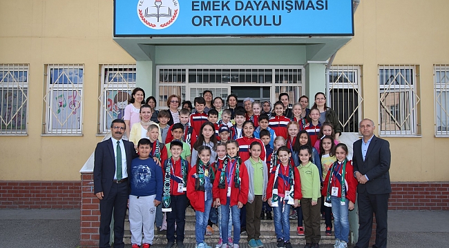 Tataristanlı çocuklara Kocaelispor atkılı karşılama