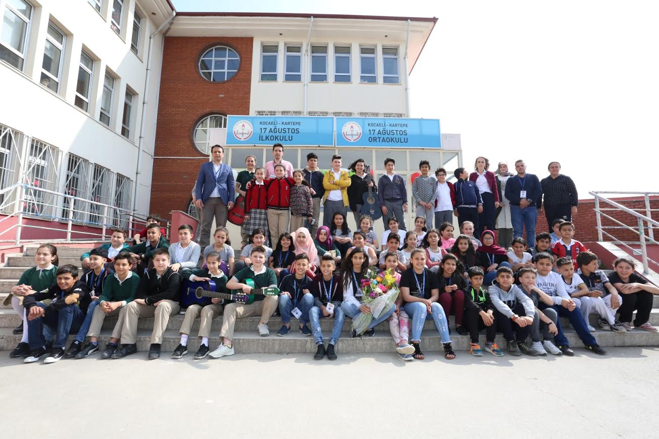 Filistinli çocuklar marşlarla, şarkılarla karşılandı