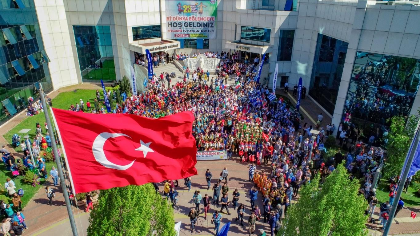 Festival kortejle başladı