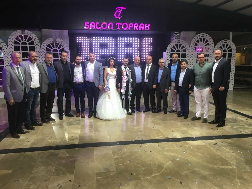 Bir günde 10 düğüne katıldı