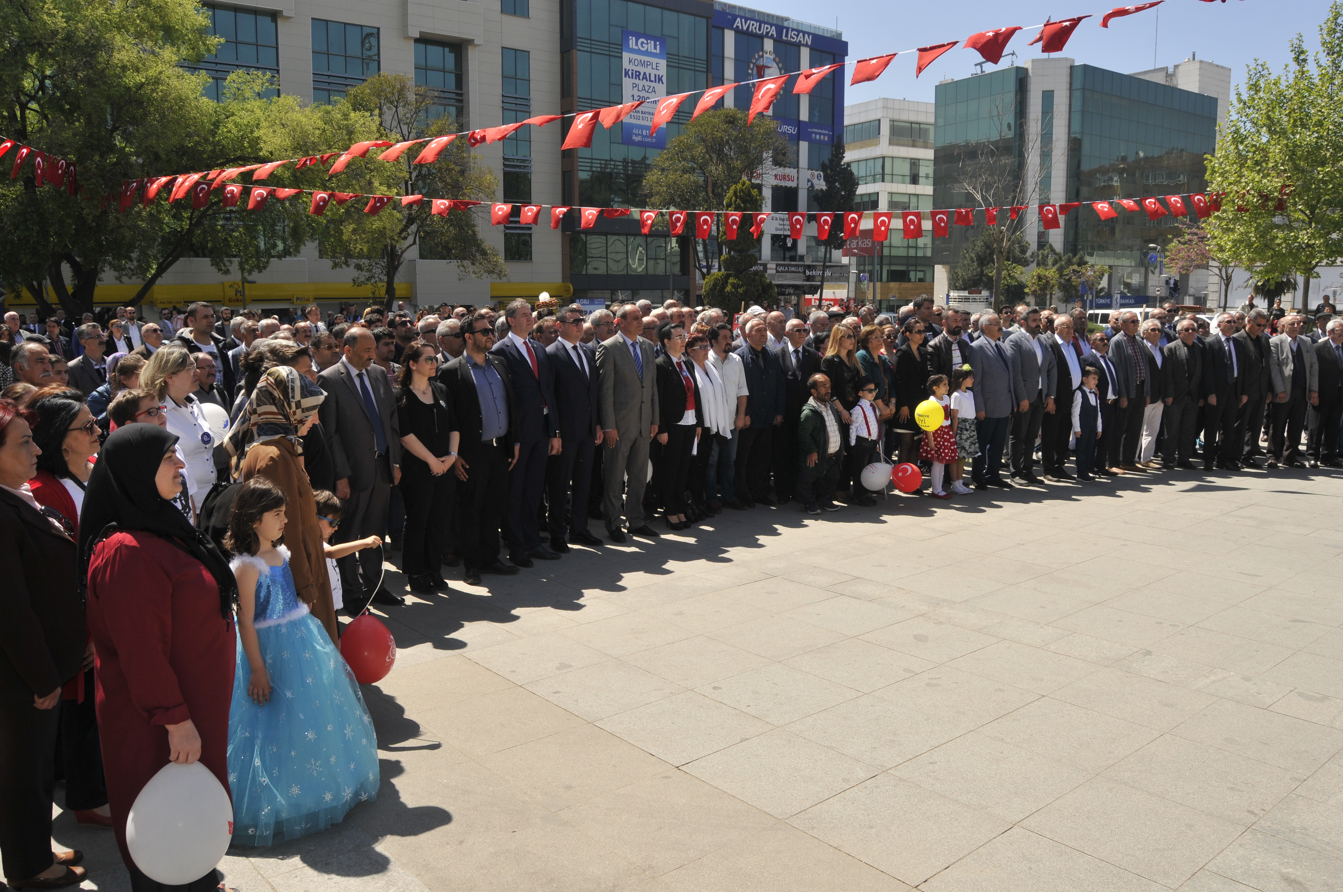 23 Nisan’da 2 farklı tören