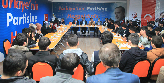 Demirci, genç seçmenlerle buluştu