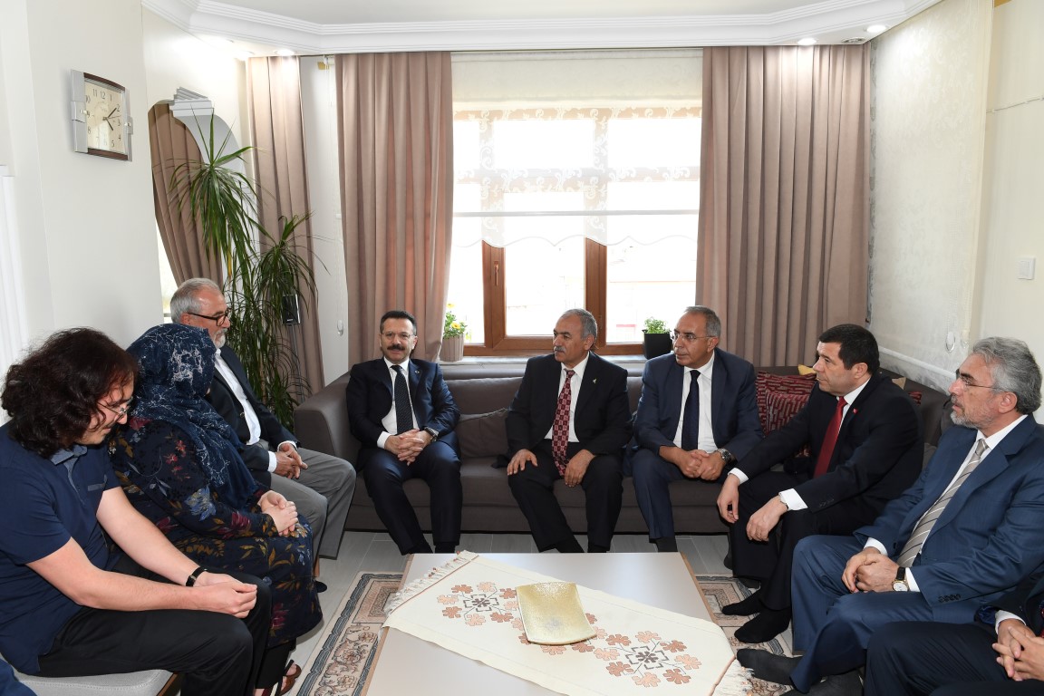 Vali  Aksoy şehit ailesini ziyaret etti
