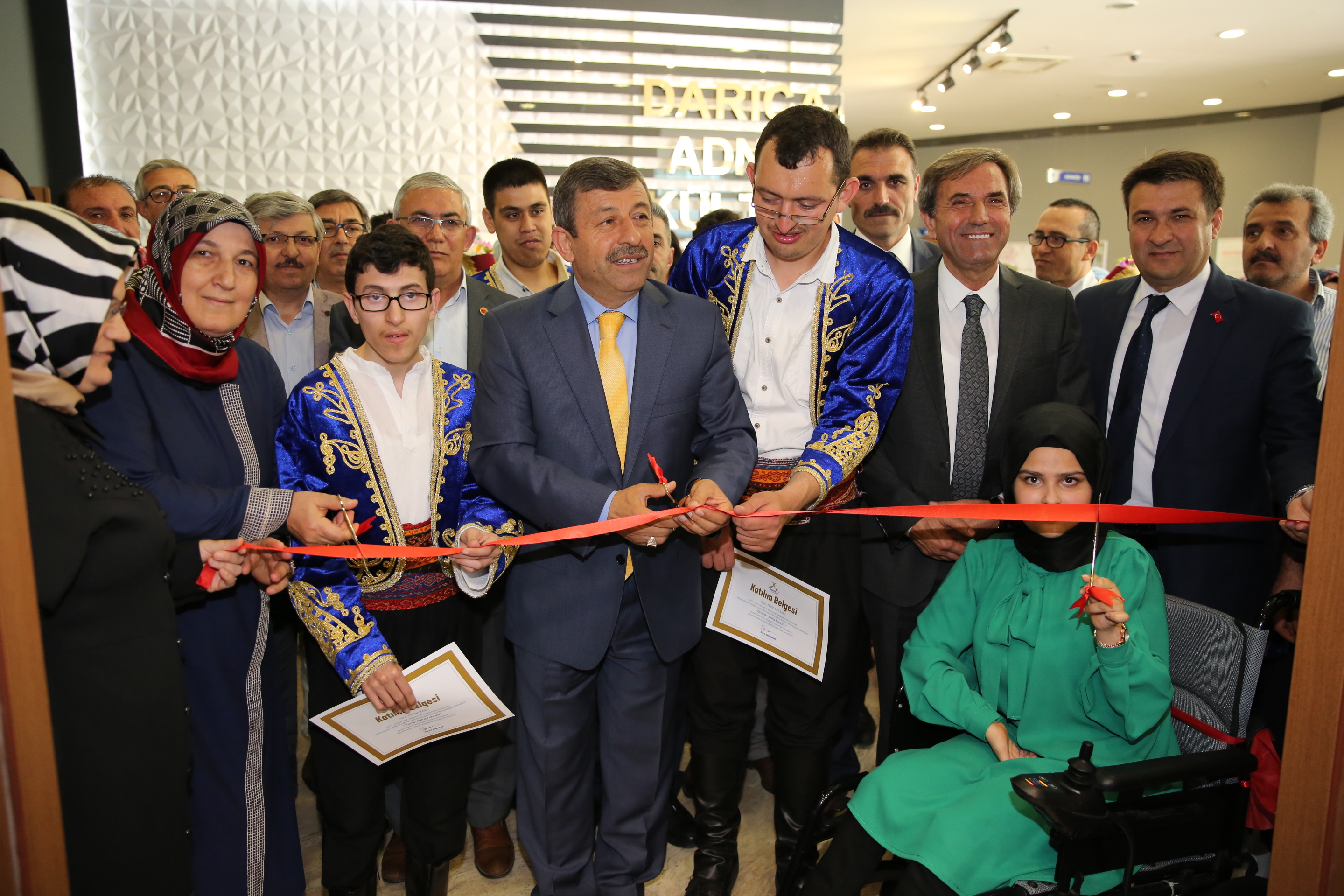 Engelliler eserlerini sergiliyor