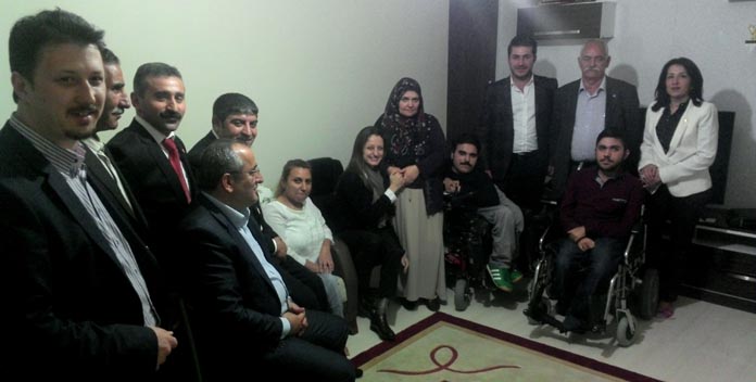 Pavey, üç engelli kardeş ile buluştu