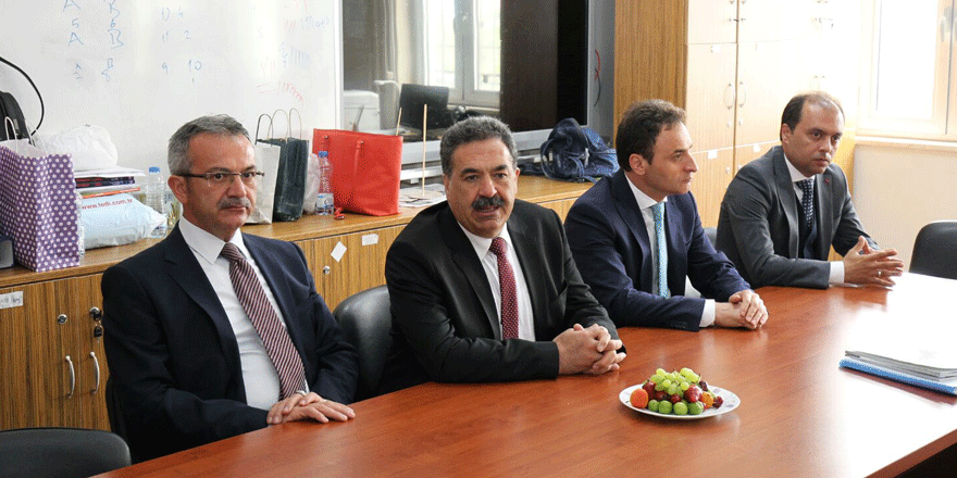 Bayrak törenine katıldılar