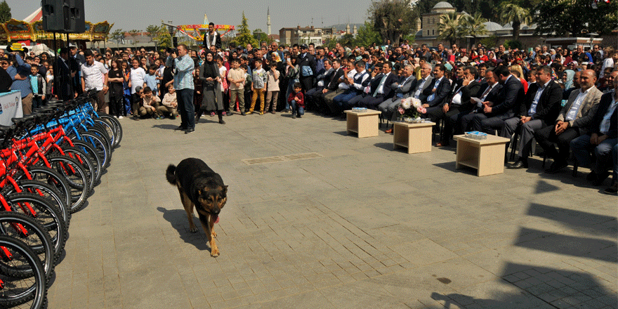 MEKÂNI TERK ETMEDİ!