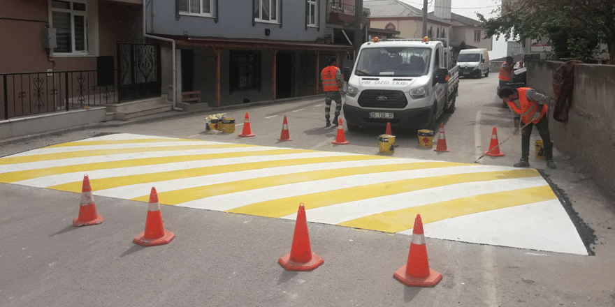 Yol çizgileri yenileniyor