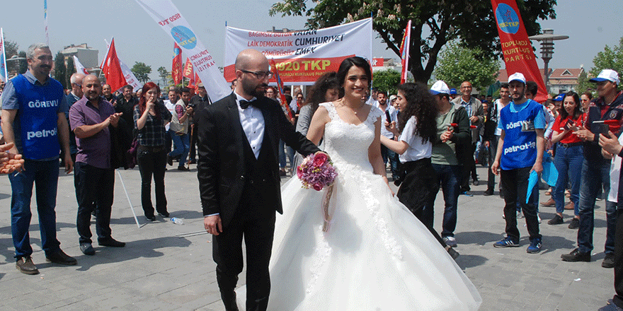 İlk danslarını binlerce işçi ile birlikte yaptılar