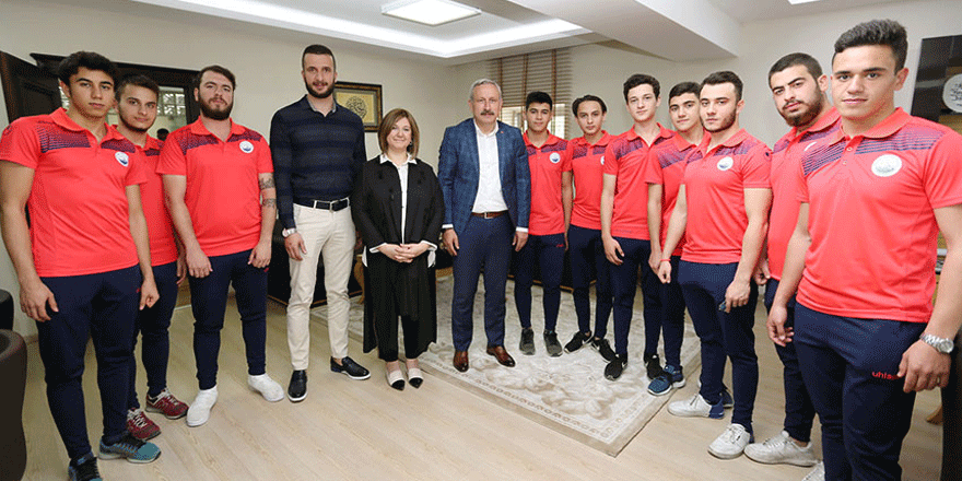 Bulut şampiyonları ağırladı