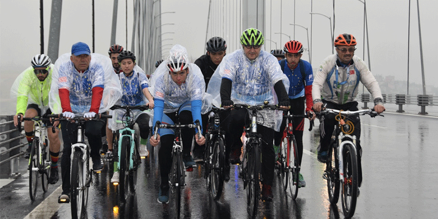 Bisikletle Osmangazi Köprüsü'nden Geçtiler