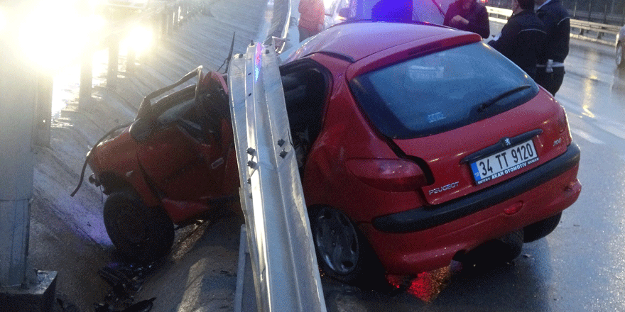 Otomobil bariyerlere çarptı: 3 yaralı