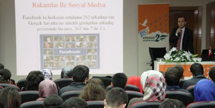 Öğrencilere sosyal medya semineri