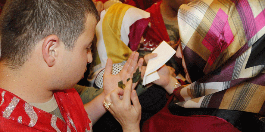 Asker olacak engellilere kına yakıldı