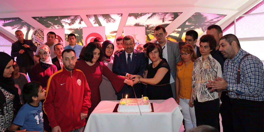 Engelli annelerini ağırladı