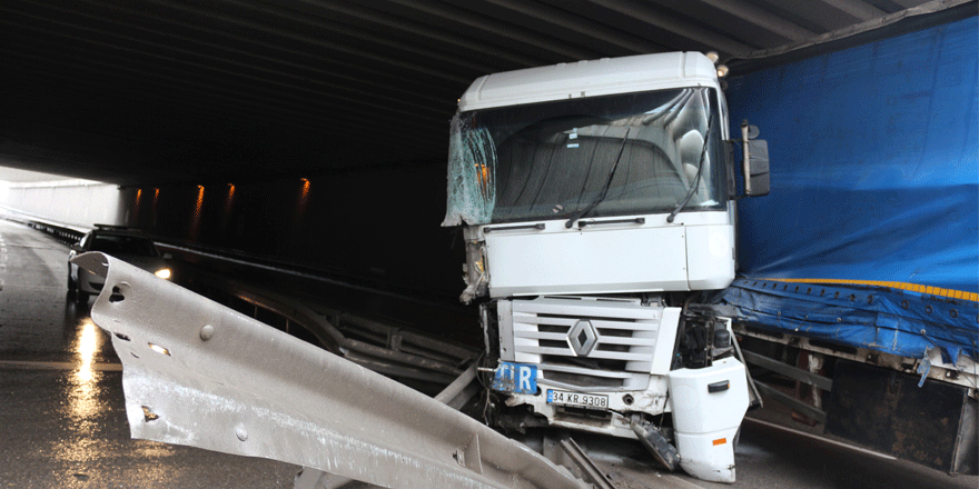 Önce duvara, sonra bariyerlere çarptı