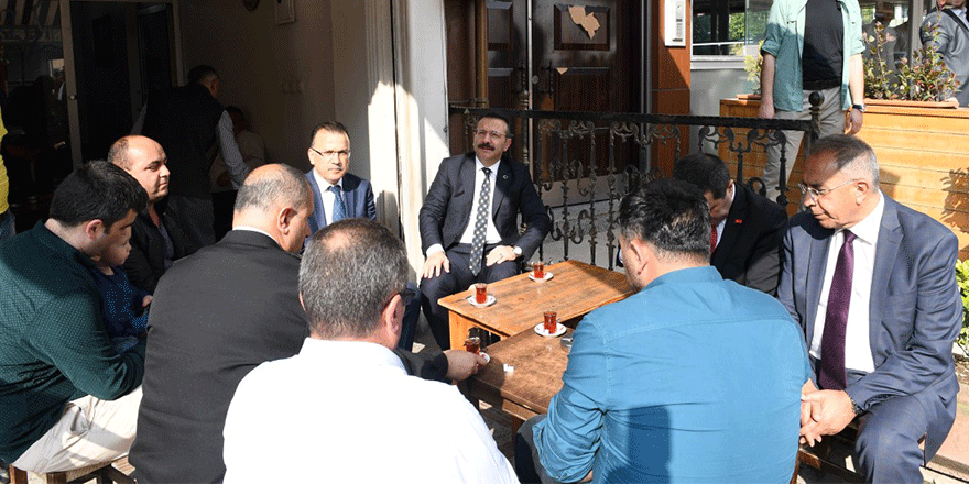 Vatandaşlarla çay içti