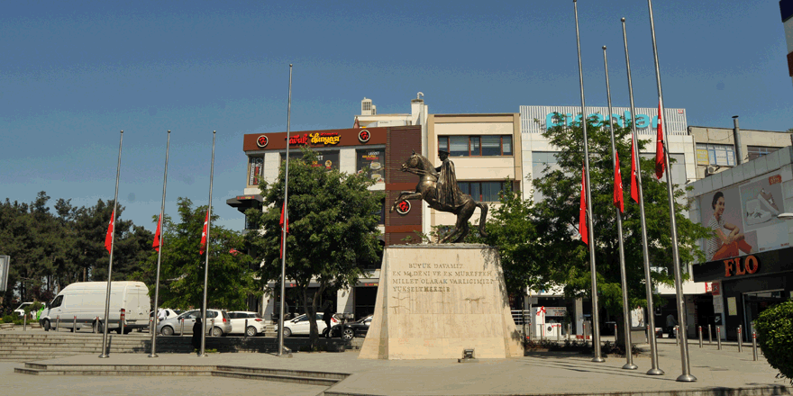 Gebze’de bayraklar yarıya indirildi