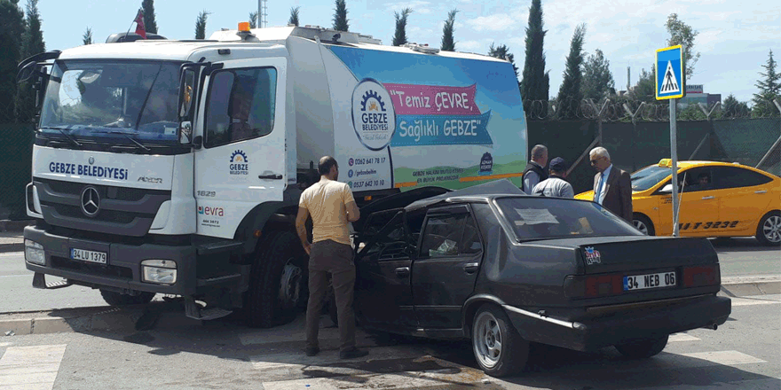 Otomobil temizlik aracına çarptı