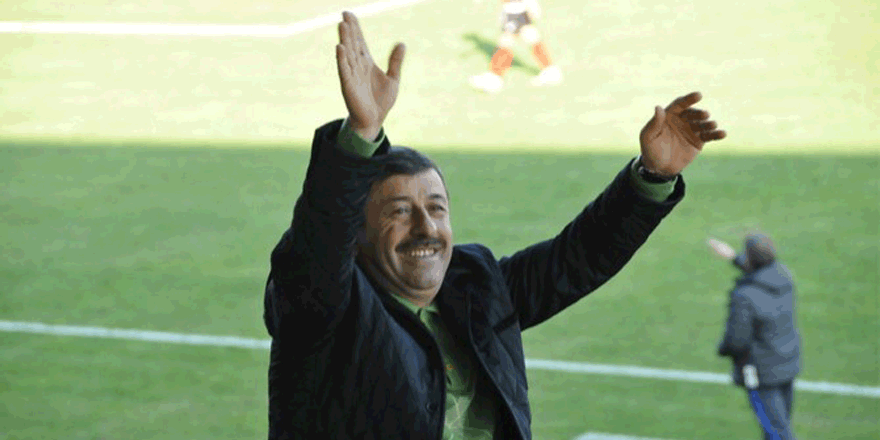 DARICA’NIN KARİYERLİ HOCA SEVDASI BİTMİYOR