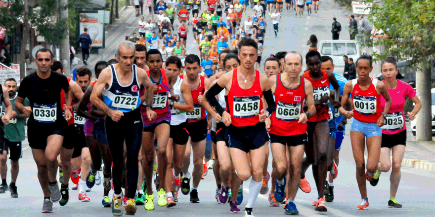 DARICA ULUSLARARASI YARI MARATONU’NA BÜYÜK ONUR