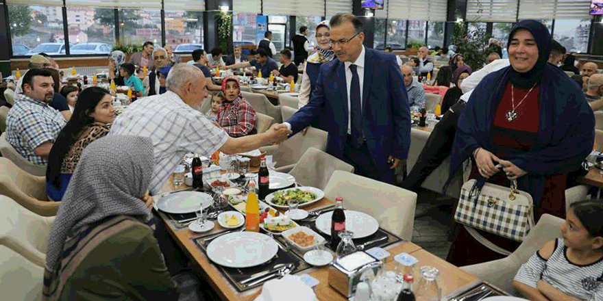 Çayırova protokolü şehit aileleri ile iftar yaptı