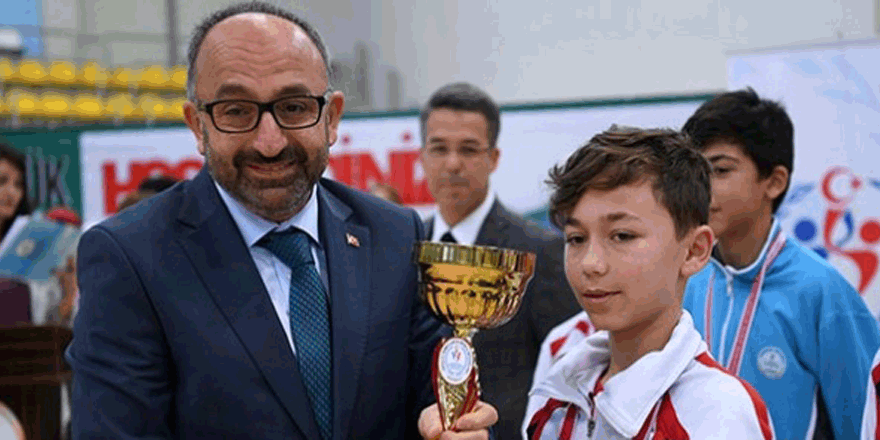 Okullara kupaları Başkan Üzülmez’den