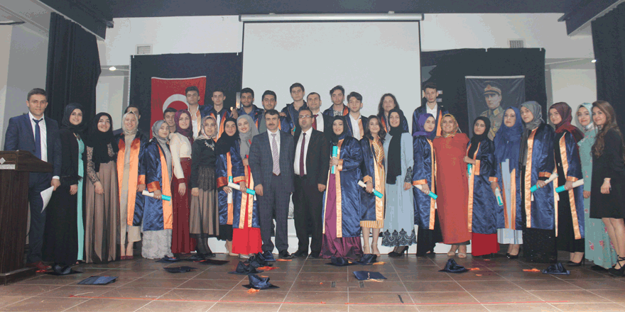 12. sınıf öğrencilerinin mezuniyet sevinci