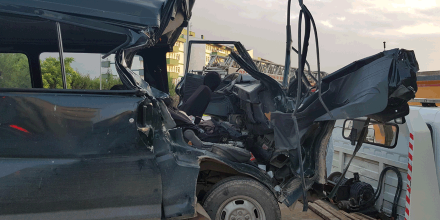 Minibüs TIR'a arkadan çarptı: 2 yaralı