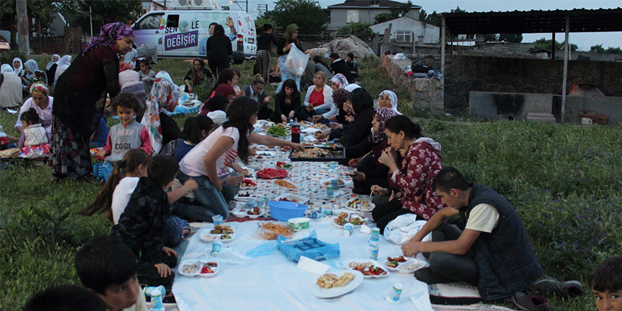 HDP’li kadınlardan sokak iftarı