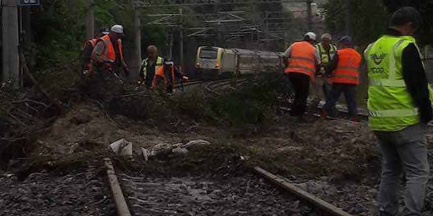 Heyelan, Tren Seferlerini 1 Saat Durdurdu