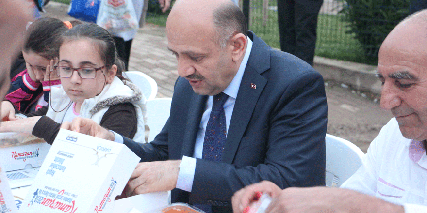 Fikri Işık, mahalle iftarına katıldı