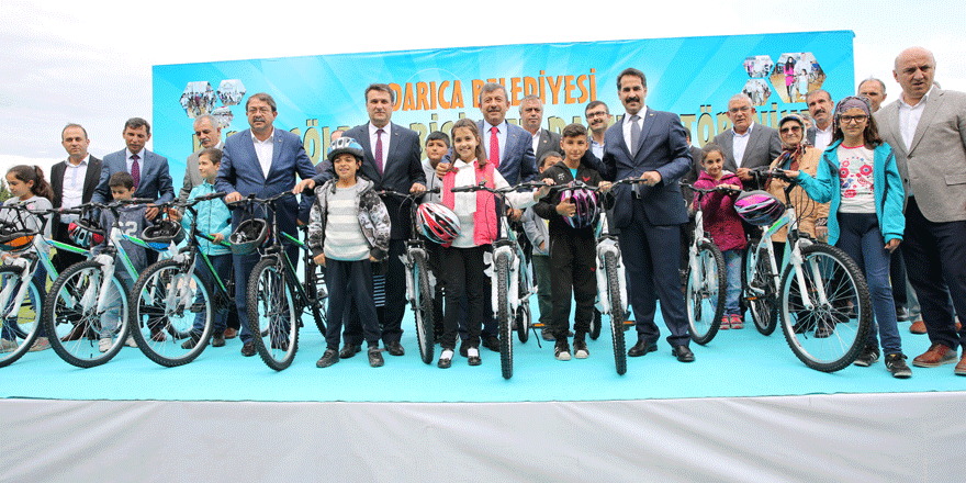 DARICA'DA BAŞARILI ÖĞRENCİLER BİSİKLETLE ÖDÜLLENDİRİLDİ