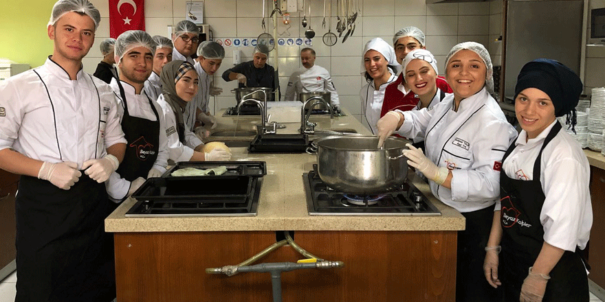 Yaptıkları yemekleri ikram ettiler