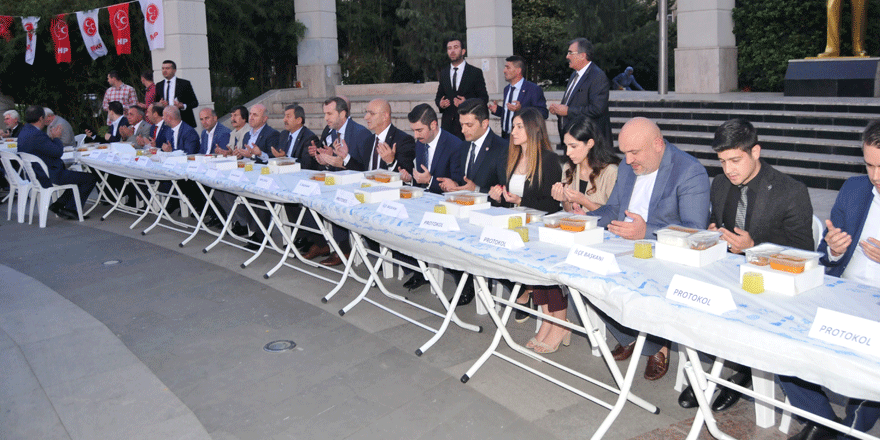 MHP’liler ve AKP’liler iftarda buluştu