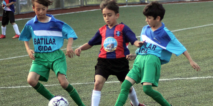MİNİKLERDEN FUTBOL RESİTALİ