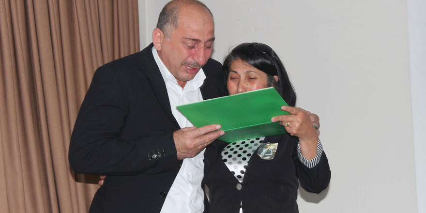 Ölen oğullarının mimarlık  diplomasını ağlayarak aldılar