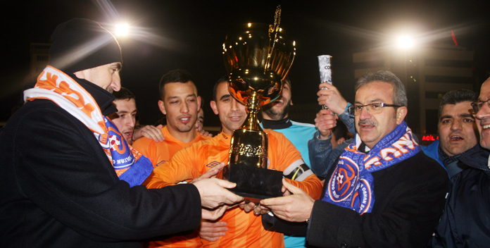 ŞAMPİYON KUPAYI KALDIRDI