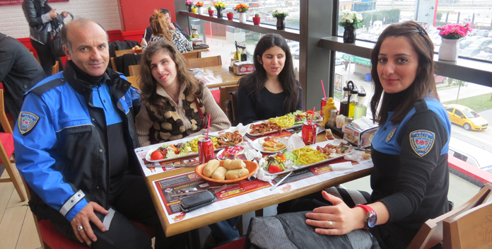 Polislerle sinema keyfi