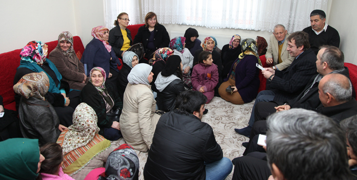 Gönül, ÇAyırova’da ev ziyaretleri yaptı