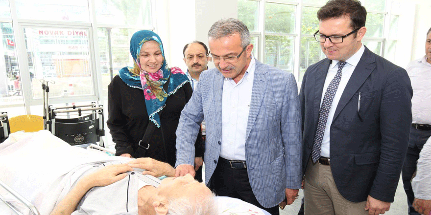 Köşker’den hastalara moral ziyareti