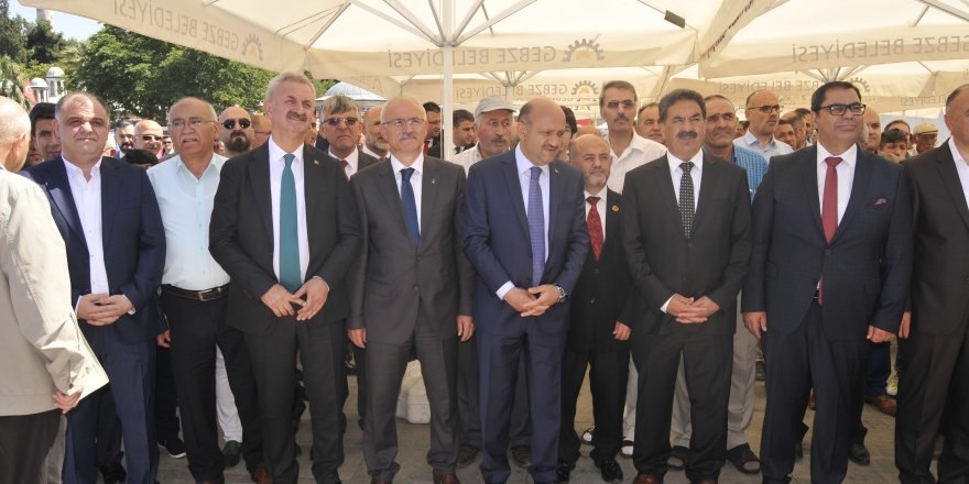 Gebzeliler meydanda bayramlaştı