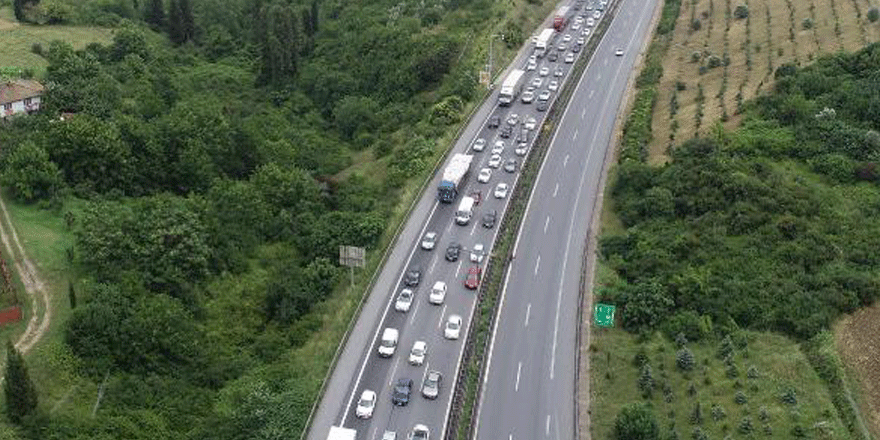 Kocaeli'de yollarda bayram dönüşü yoğunluğu