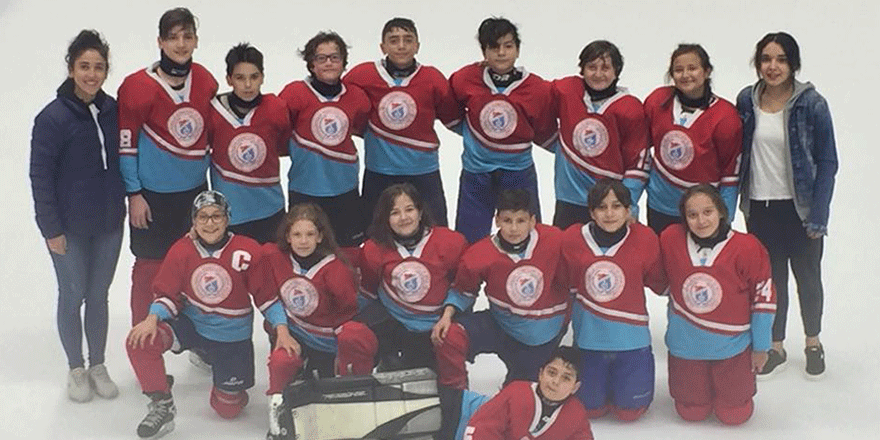 Minik buz hokeyciler galip
